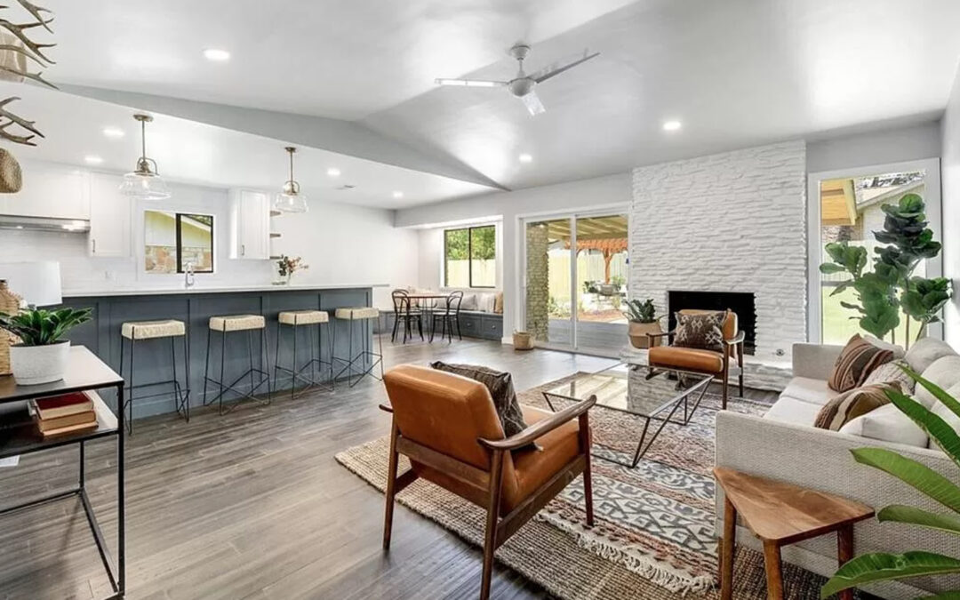 Warm and Modern Homestaging in South Austin